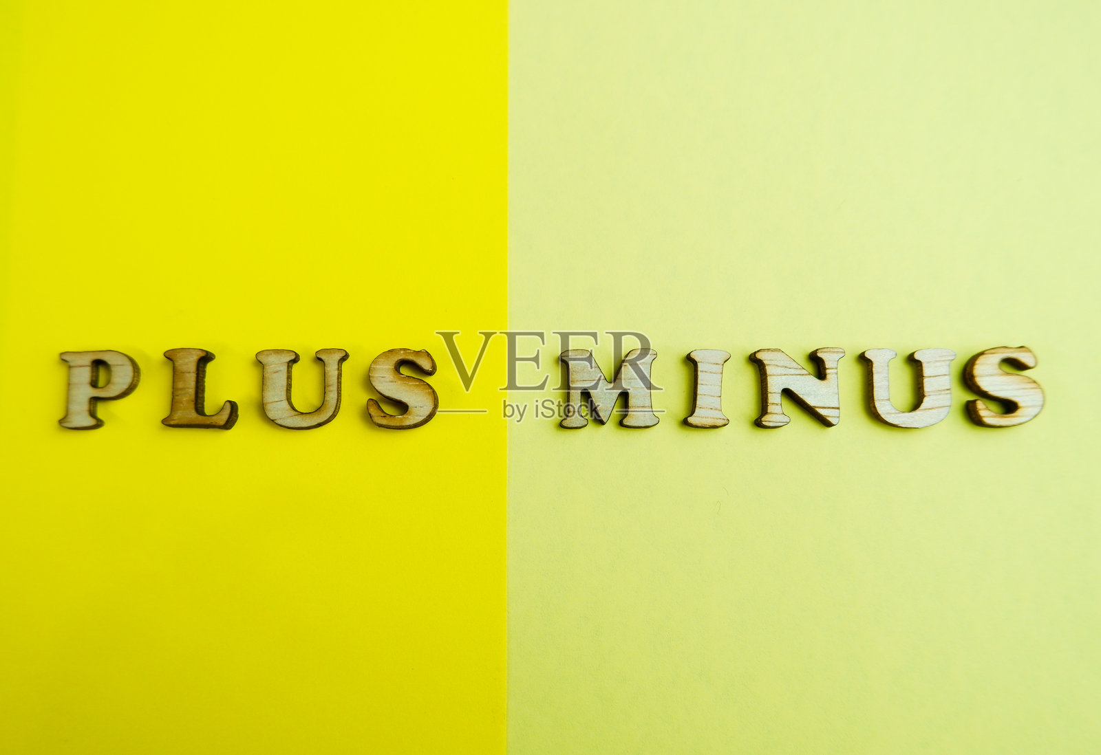 五彩背景上的木质字母文本“加”和“减”。激励词语名言概念。留白,横幅,俯视图,季节性促销,零售,购物概念。黑色星期五促销。照片摄影图片