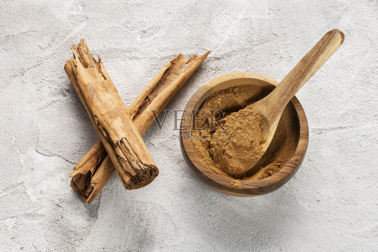 木碗中的肉桂粉棒与乡村背景照片摄影图片