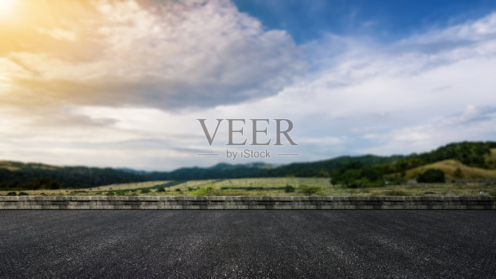 沥青街道与背景中的山脉、蓝天和云朵照片摄影图片