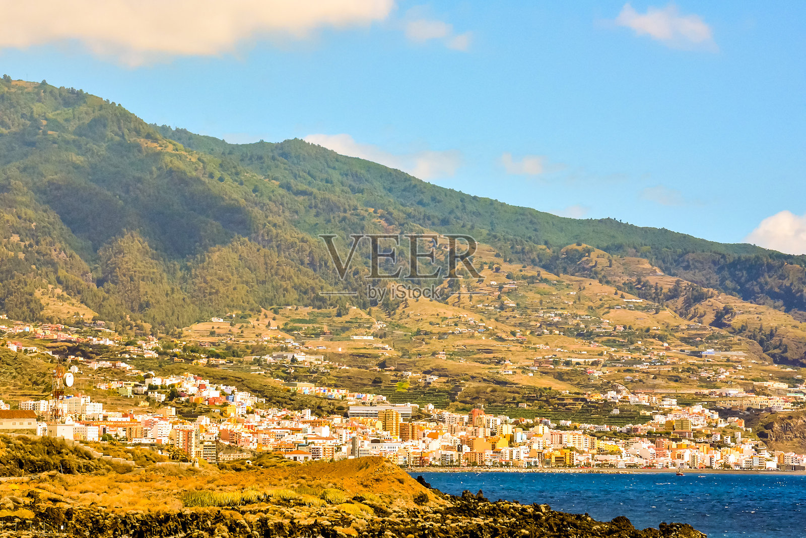 山脉与山谷下的城镇照片摄影图片