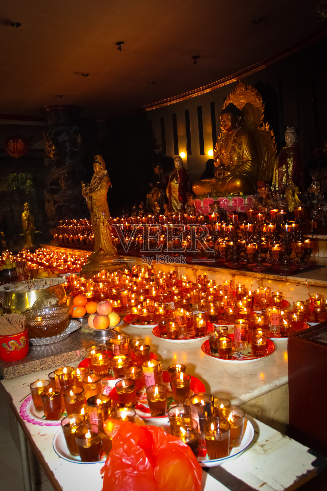 令人惊叹的发光蜡烛阵列,整齐排列,散发温暖的光线,理想用于营造宁静和灵性的氛围。非常适合冥想、反思或浪漫场合。照片摄影图片