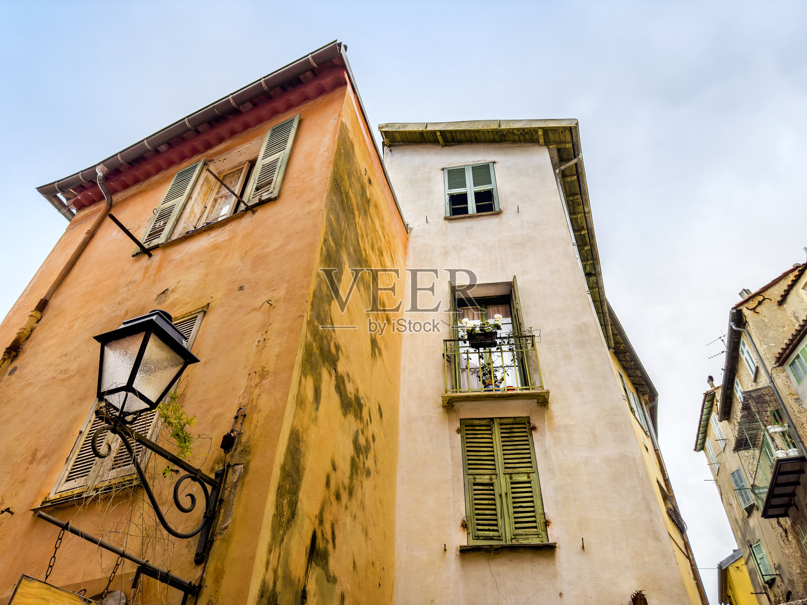 法国里维埃拉历史名镇门顿街道上的老房子照片摄影图片