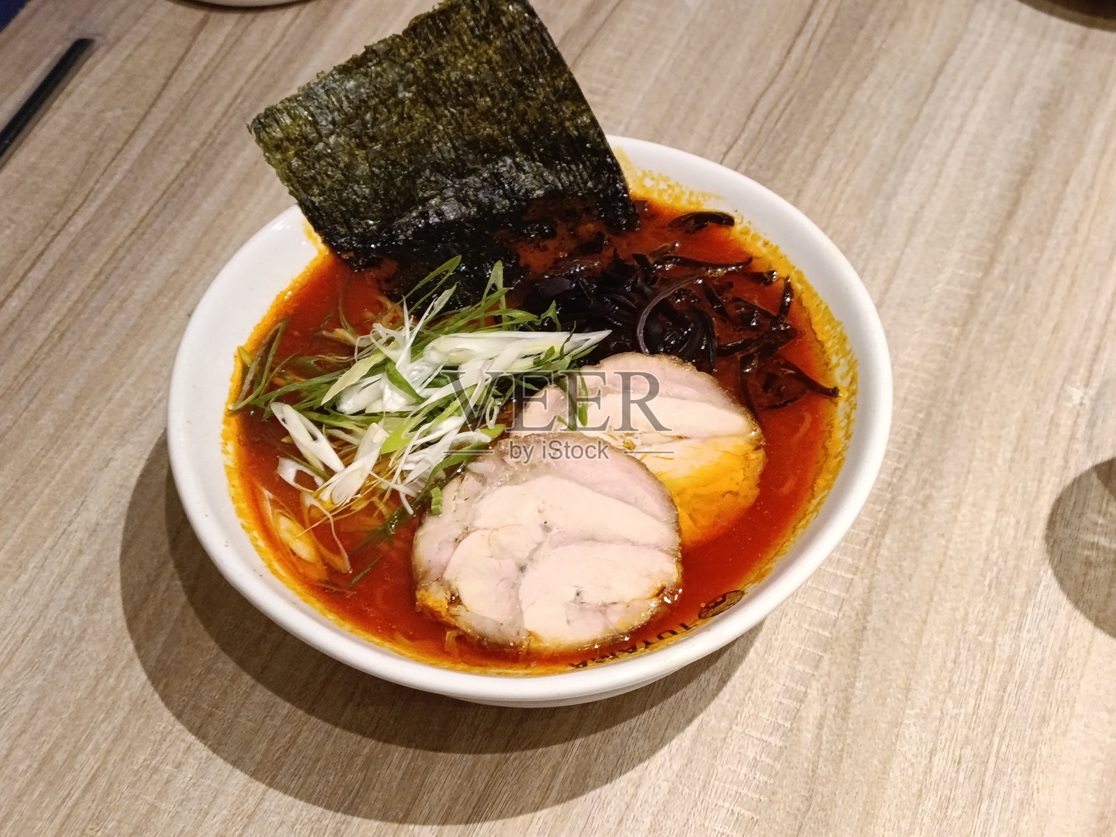 红色辣味拉面照片摄影图片