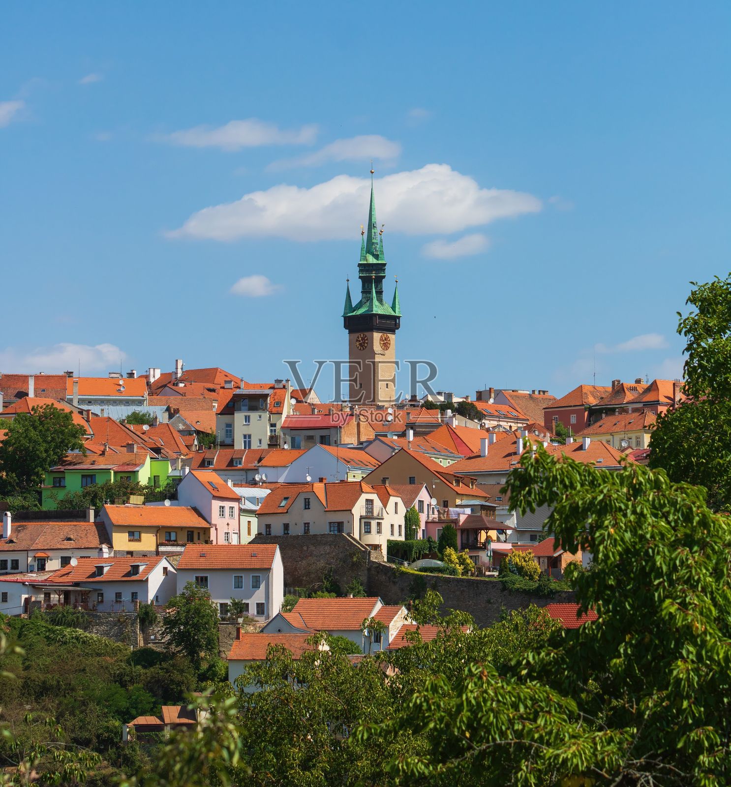 兹诺伊莫的标志性塔楼和五彩斑斓的屋顶照片摄影图片