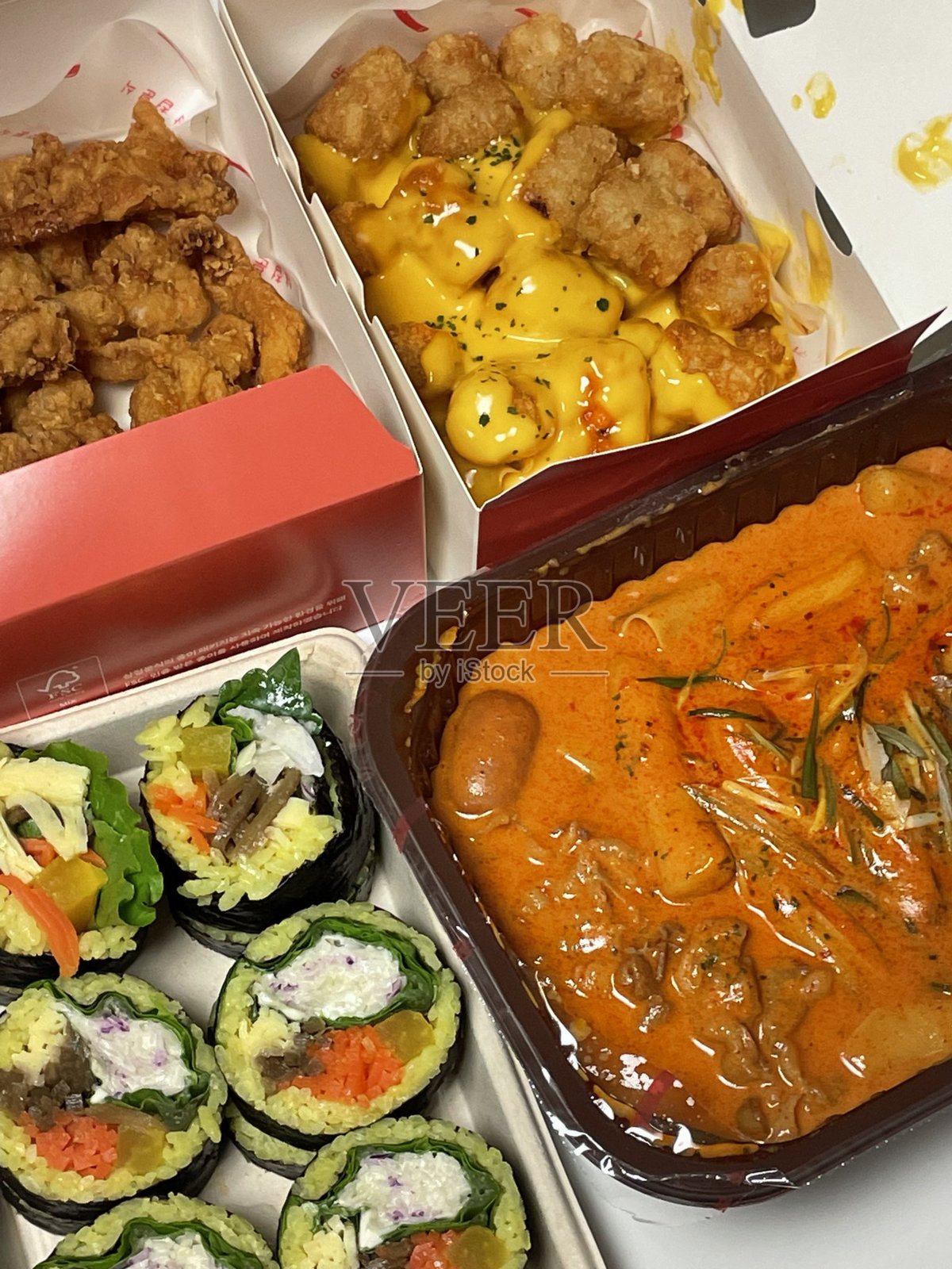 辣炒年糕,最著名的韩国街头小吃。辣味、嚼劲十足的米糕配上美味的酱汁。照片摄影图片