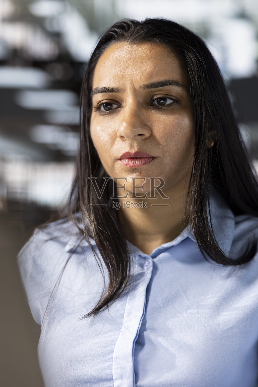 自信的印度女总经理在办公桌前多任务处理照片摄影图片