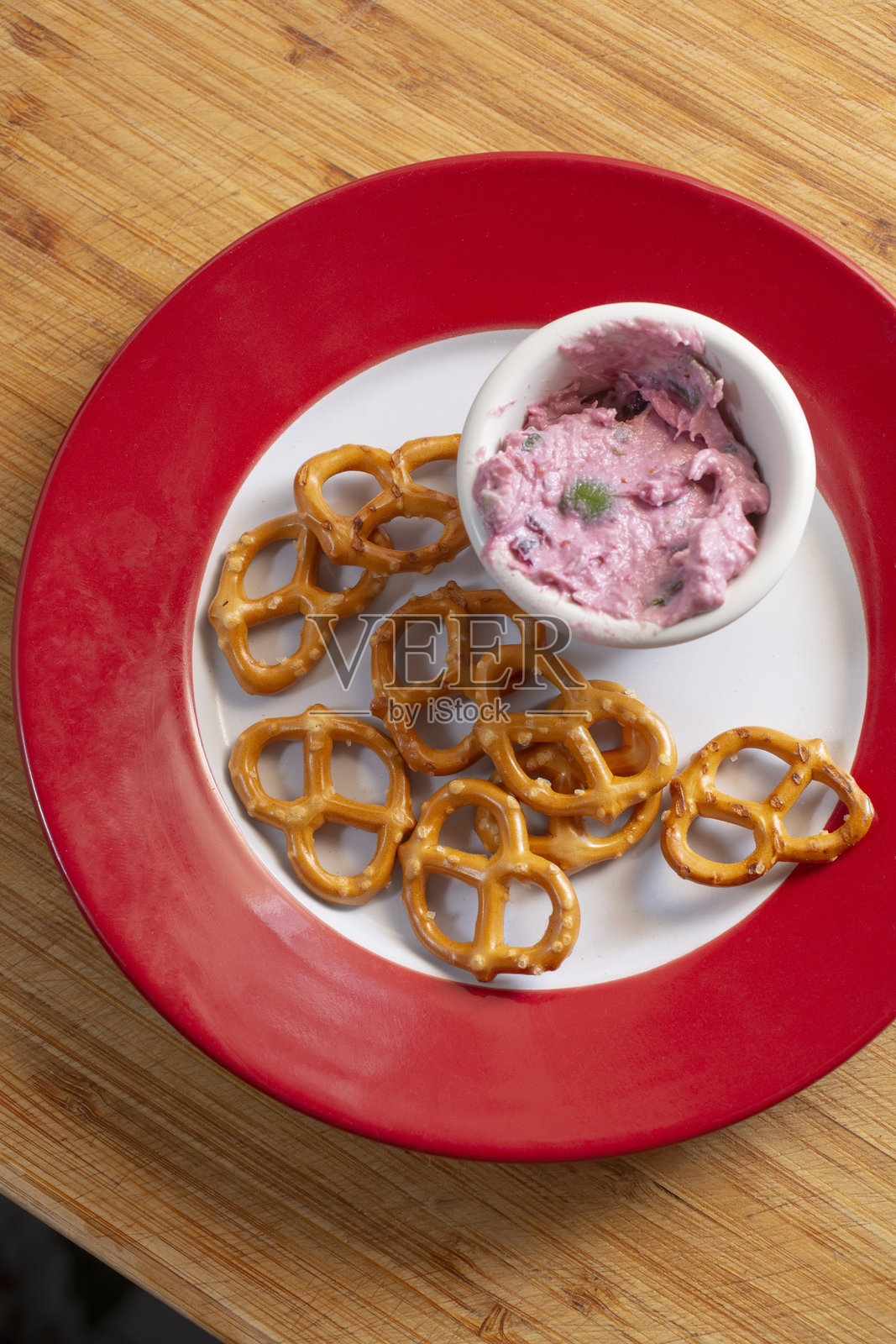 椒盐卷饼与蔓越莓墨西哥辣椒酱照片摄影图片