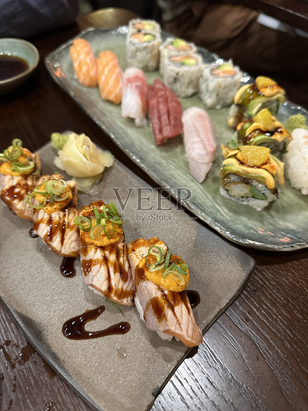 寿司拼盘,生鱼片,握寿司和卷寿司照片摄影图片