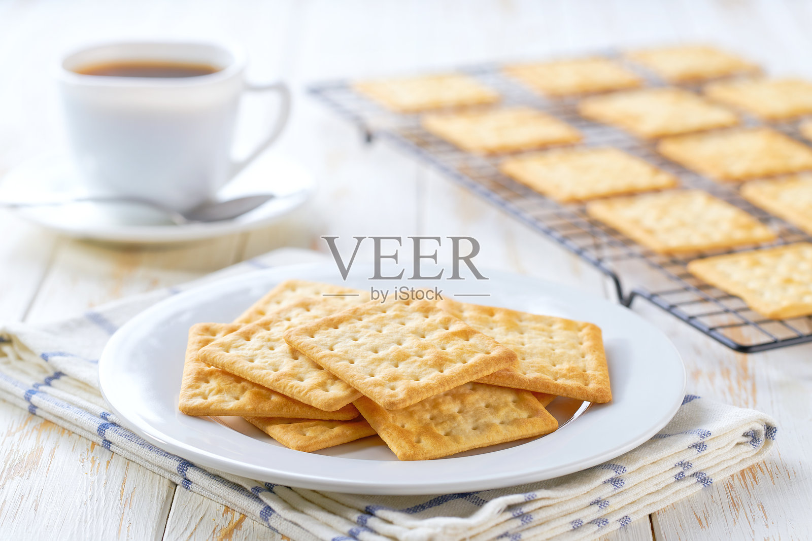 白色桌子上的小麦饼干和咖啡,选择性对焦。照片摄影图片