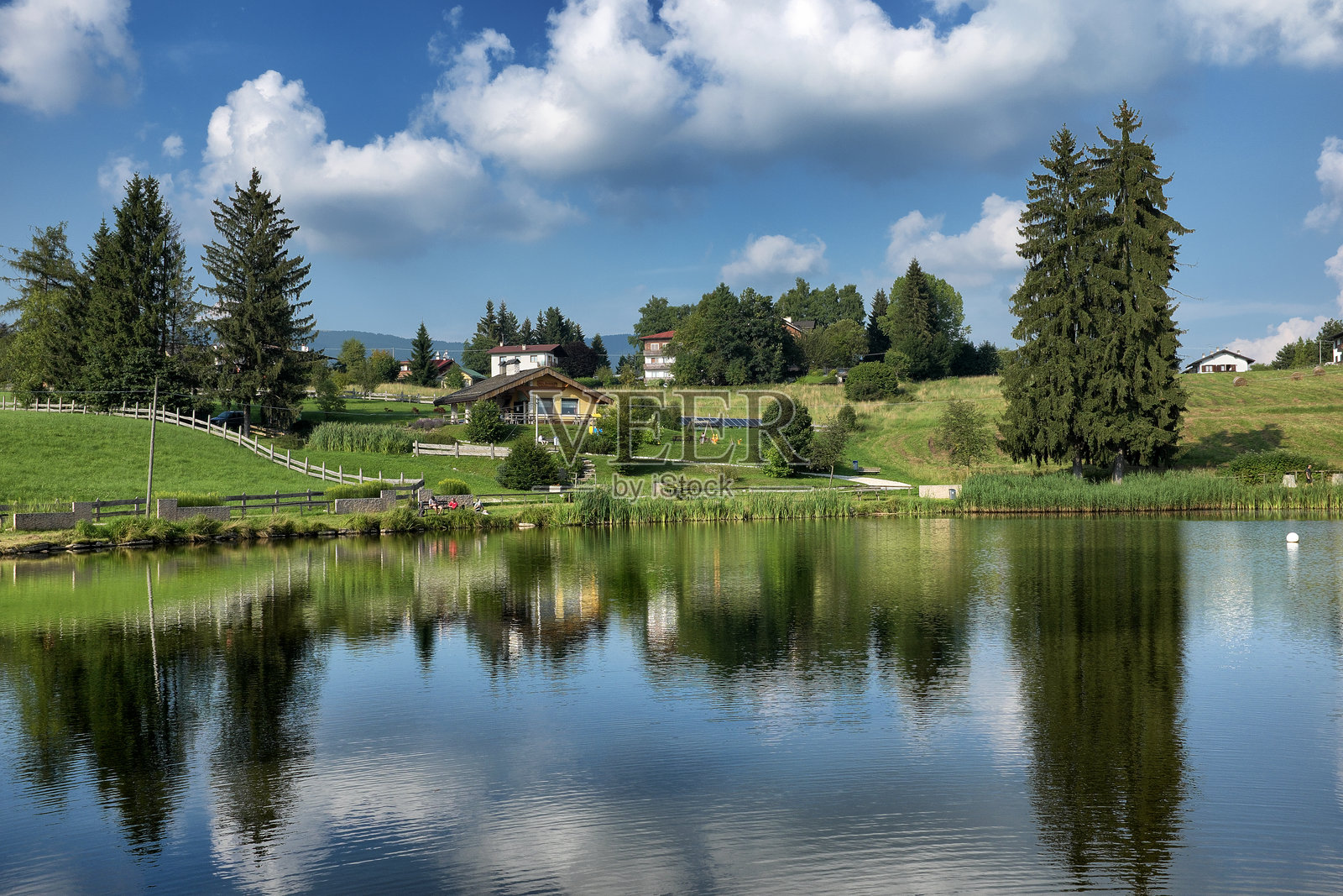 山地风景,湖泊,绿丘和蓝天照片摄影图片