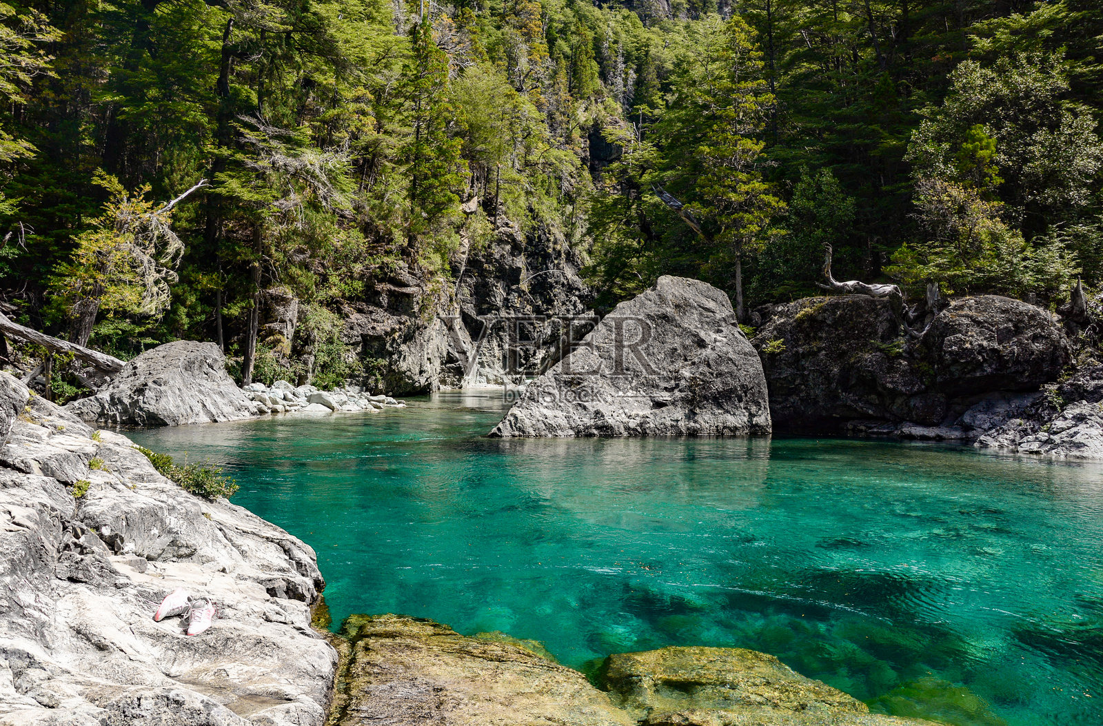 美丽的阿根廷里奥内格罗省埃尔博尔松的蓝色峡谷和河流的风景,峡谷名为Cajon del Azul,周围有岩石和郁郁葱葱的森林,是一条具有挑战性的徒步旅行路线和山间避难所的环线。照片摄影图片