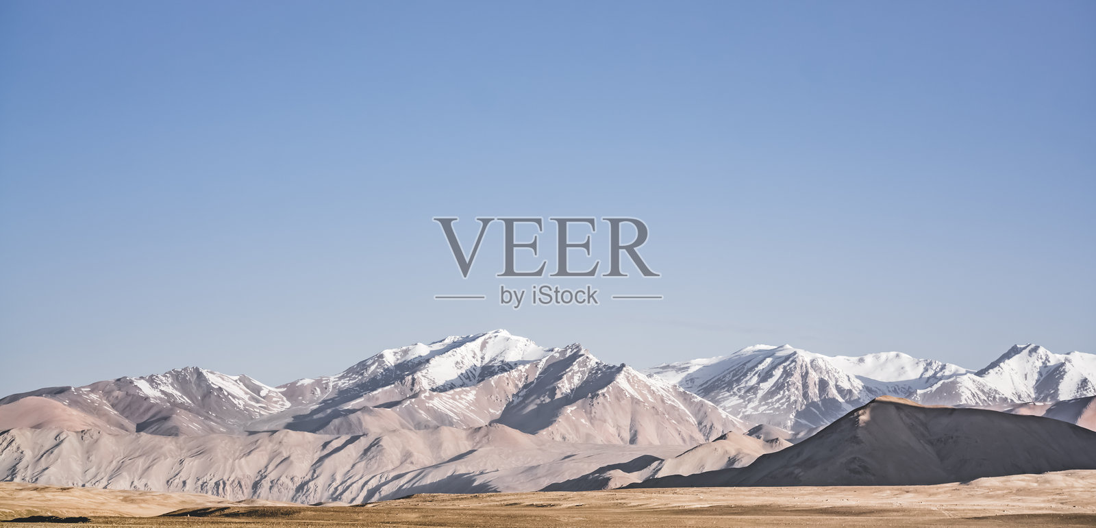 塔吉克斯坦帕米尔地区天山高地的雪覆盖岩石山脉,全景雪山和丘陵的背景风景照片摄影图片