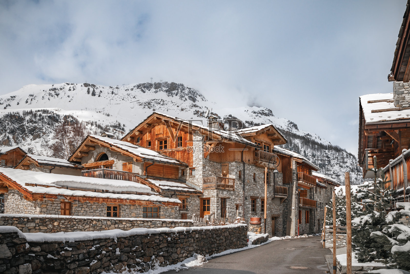 四月的瓦尔迪泽尔雪覆盖的山村街道,冬季的尾声,位于法国阿尔卑斯山。照片摄影图片