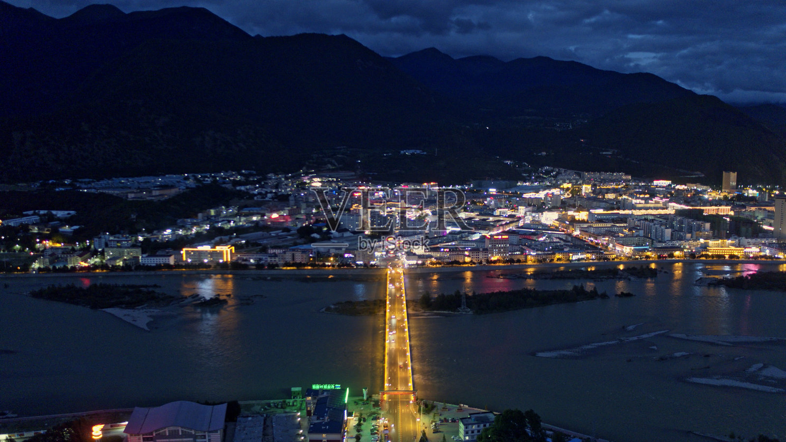 林芝市天际线,西藏,中国,亚洲。青藏高原。雅鲁藏布江,尼洋河。照片摄影图片