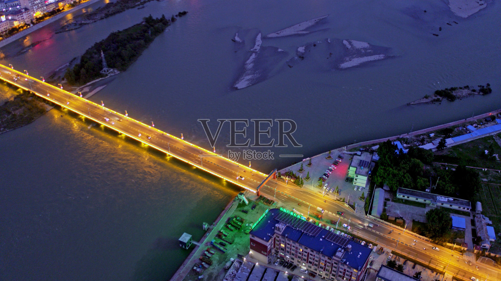 林芝市天际线,西藏,中国,亚洲。青藏高原。雅鲁藏布江,尼洋河。照片摄影图片