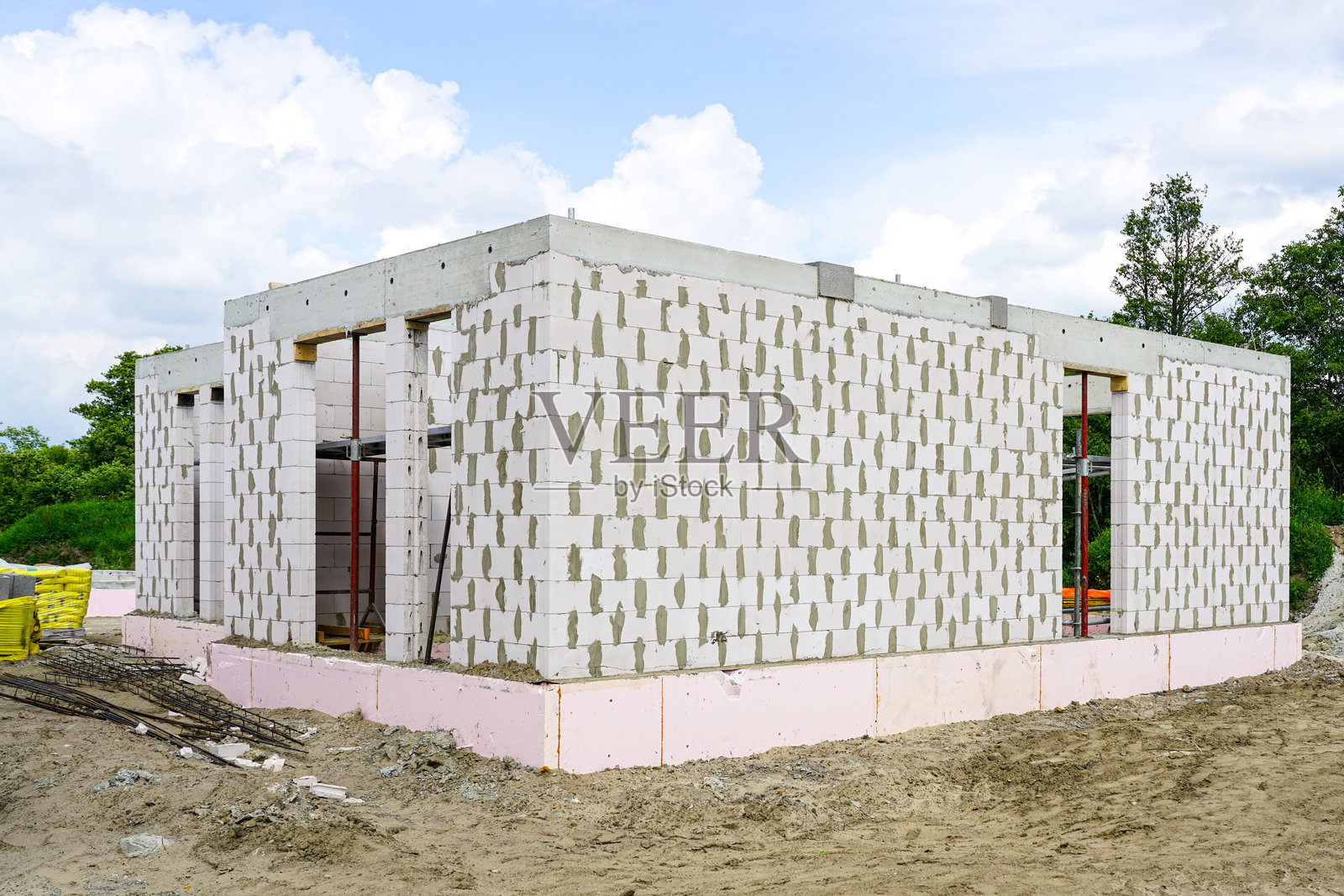 新住宅建筑工地,基础热绝缘使用聚苯乙烯板照片摄影图片