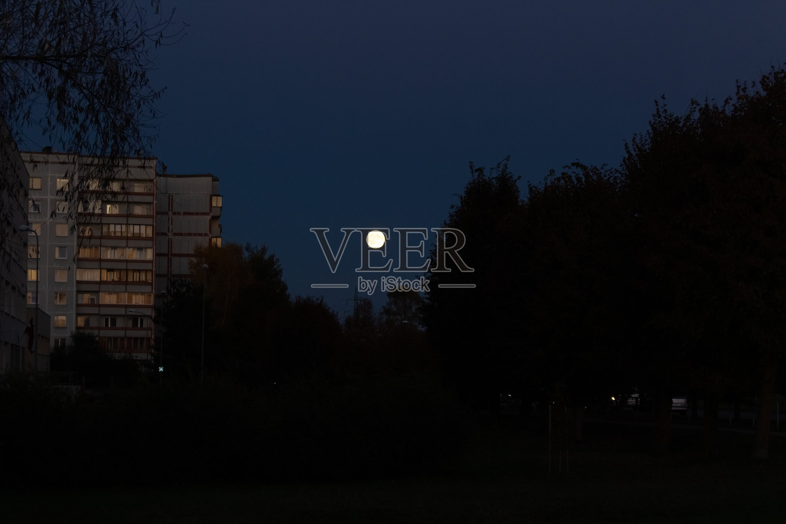 超级月亮照亮苏联风格建筑的夜景照片摄影图片