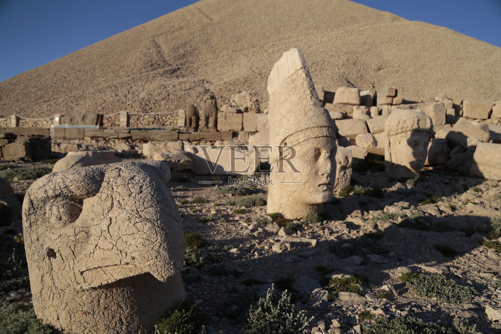 神圣的尼姆鲁特山沐浴在日落的余晖中照片摄影图片