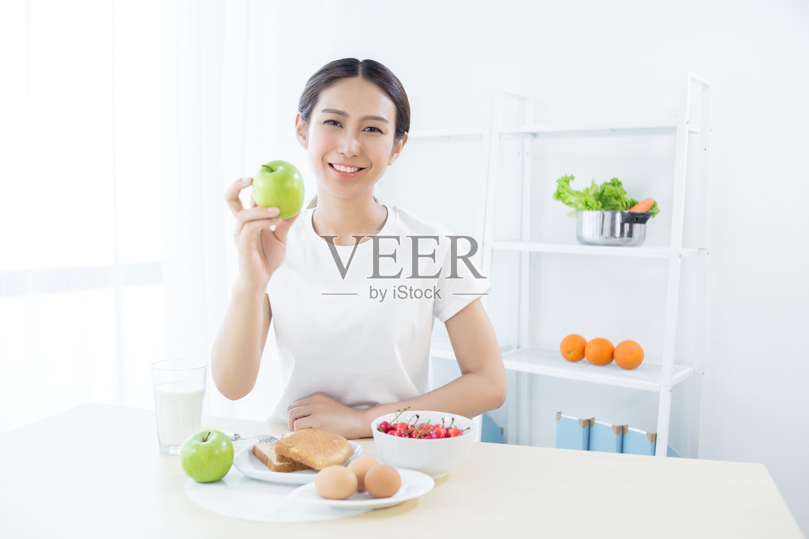 美丽女孩拿着苹果照片摄影图片