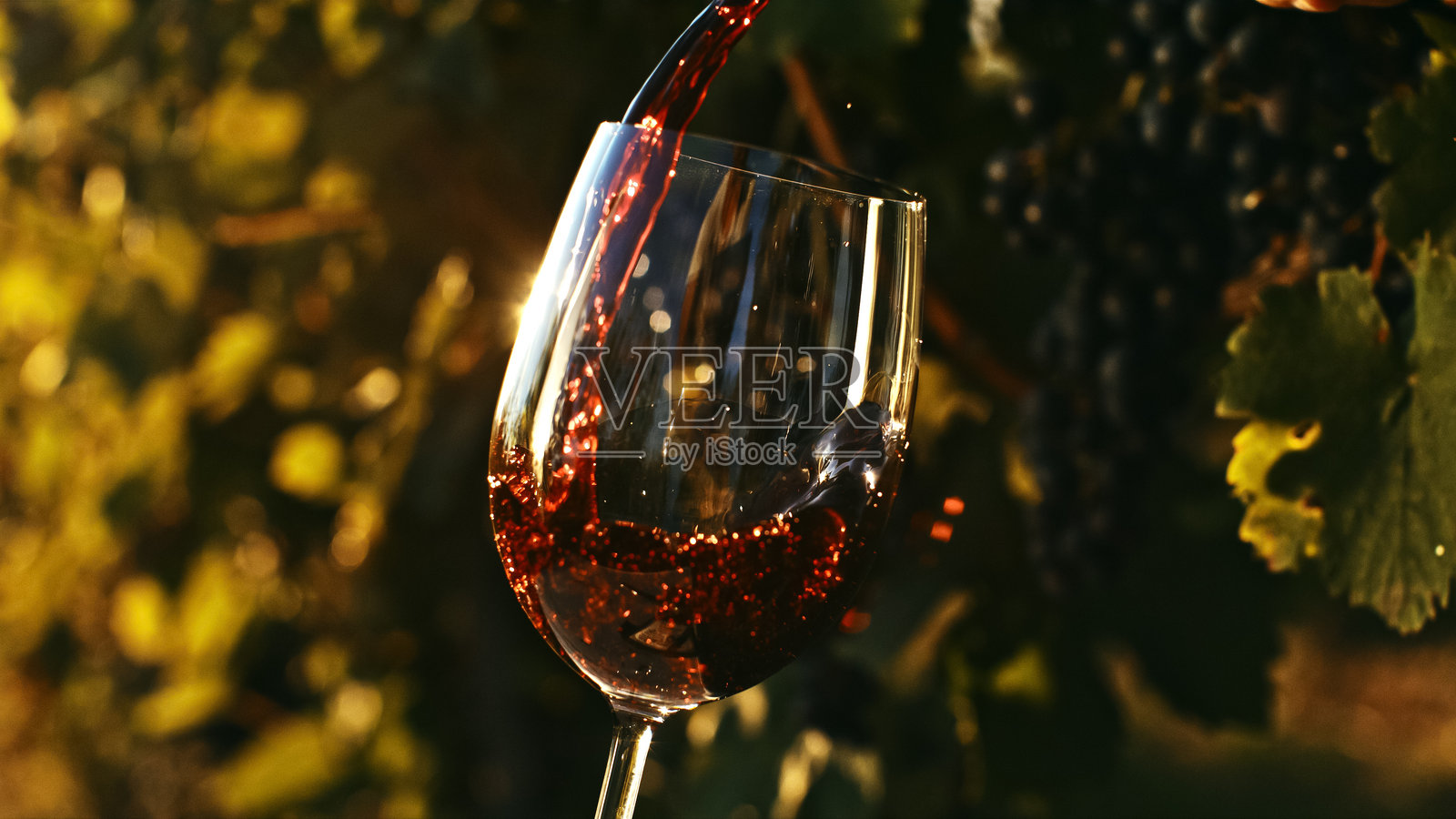 日落时分红酒倾倒的瞬间照片摄影图片