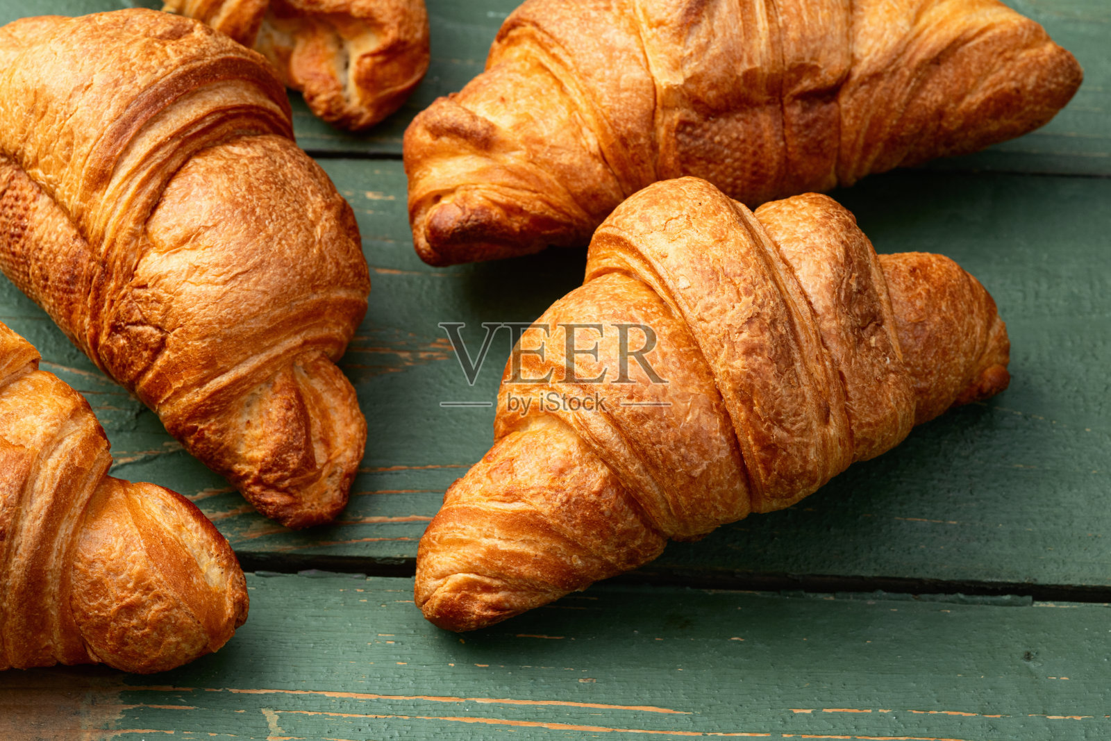 一组可口的可颂。法式早餐。俯视图。照片摄影图片