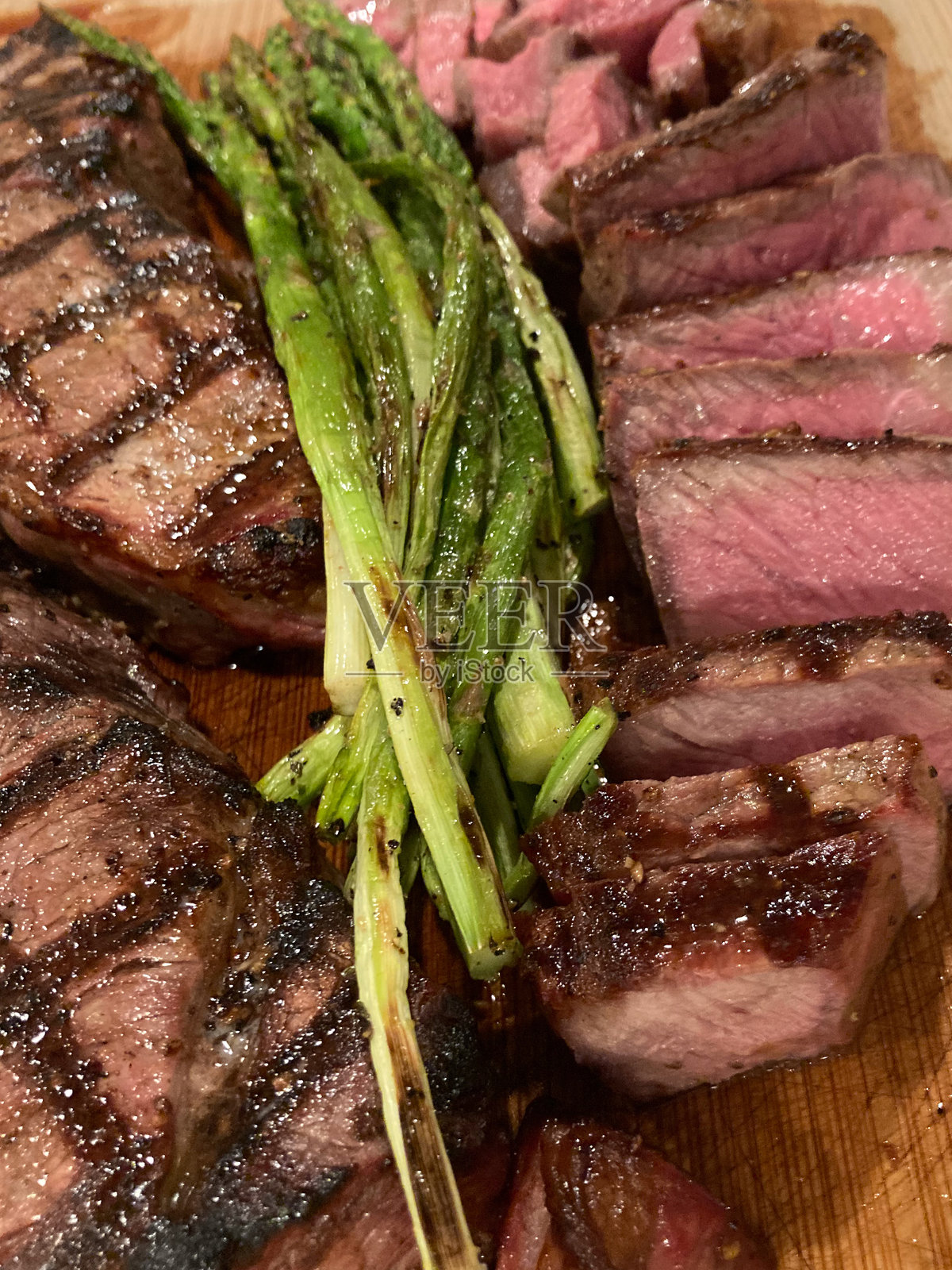 烤制的优质纽约牛排照片摄影图片