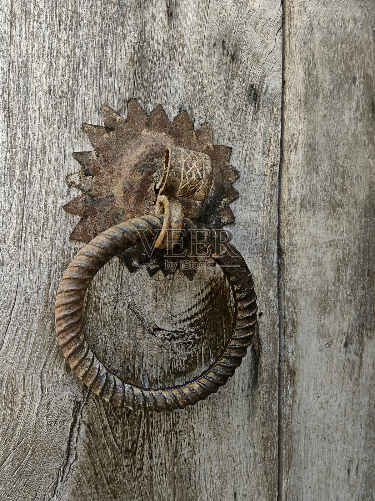 木门上的旧门锁照片摄影图片