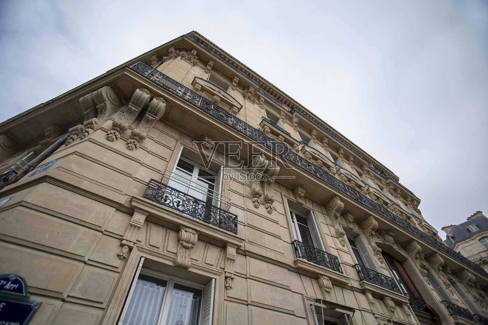 从低角度观察的传统巴黎城市建筑照片摄影图片