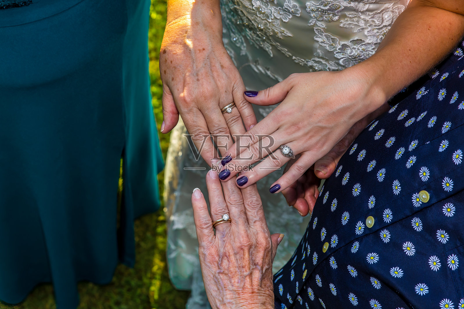 三代女性展示她们的婚戒:爱的感人象征和家庭纽带照片摄影图片