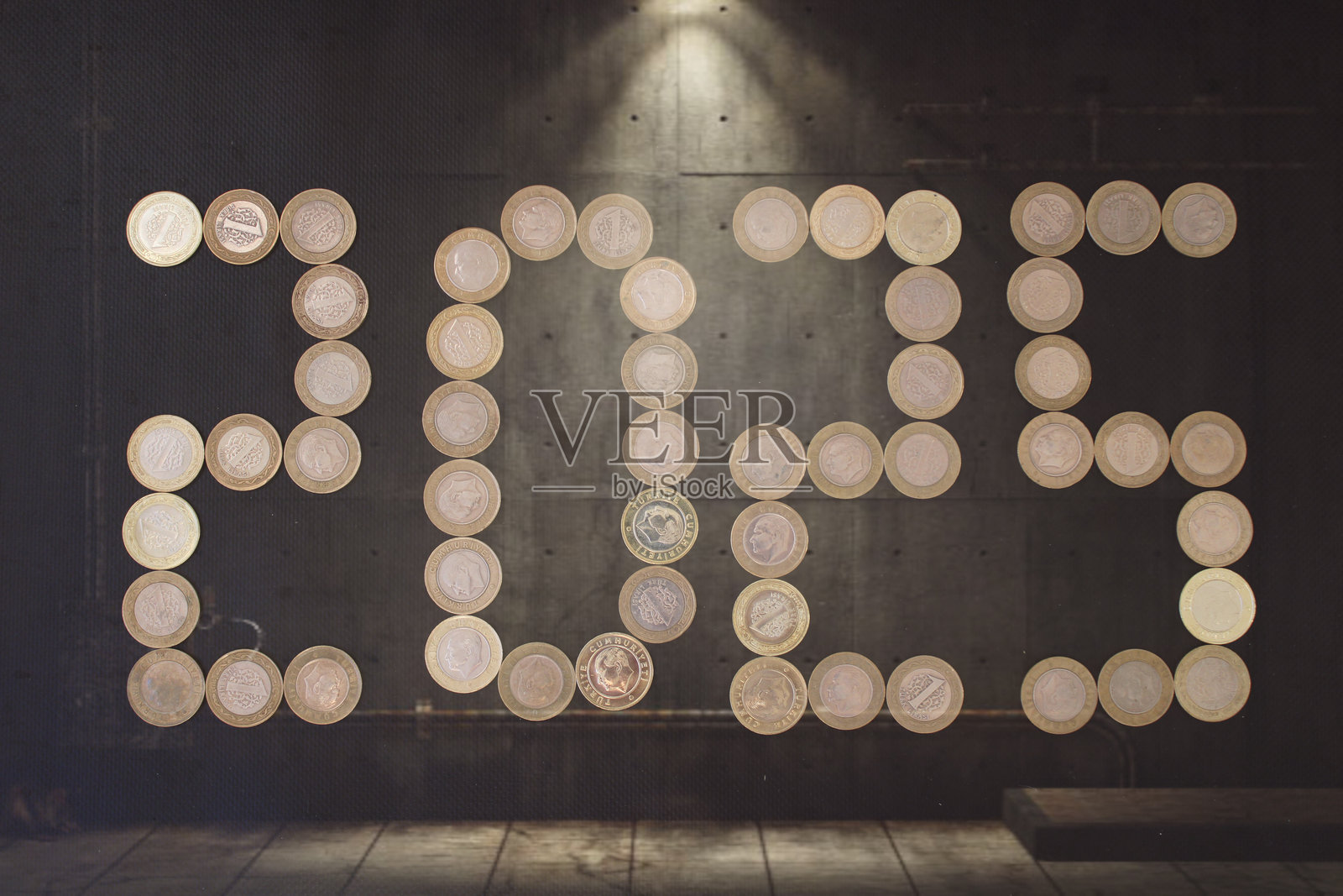 2025年新年快乐创意。2024年到2025年的过渡概念,配有文本和硬币。创意概念。照片摄影图片