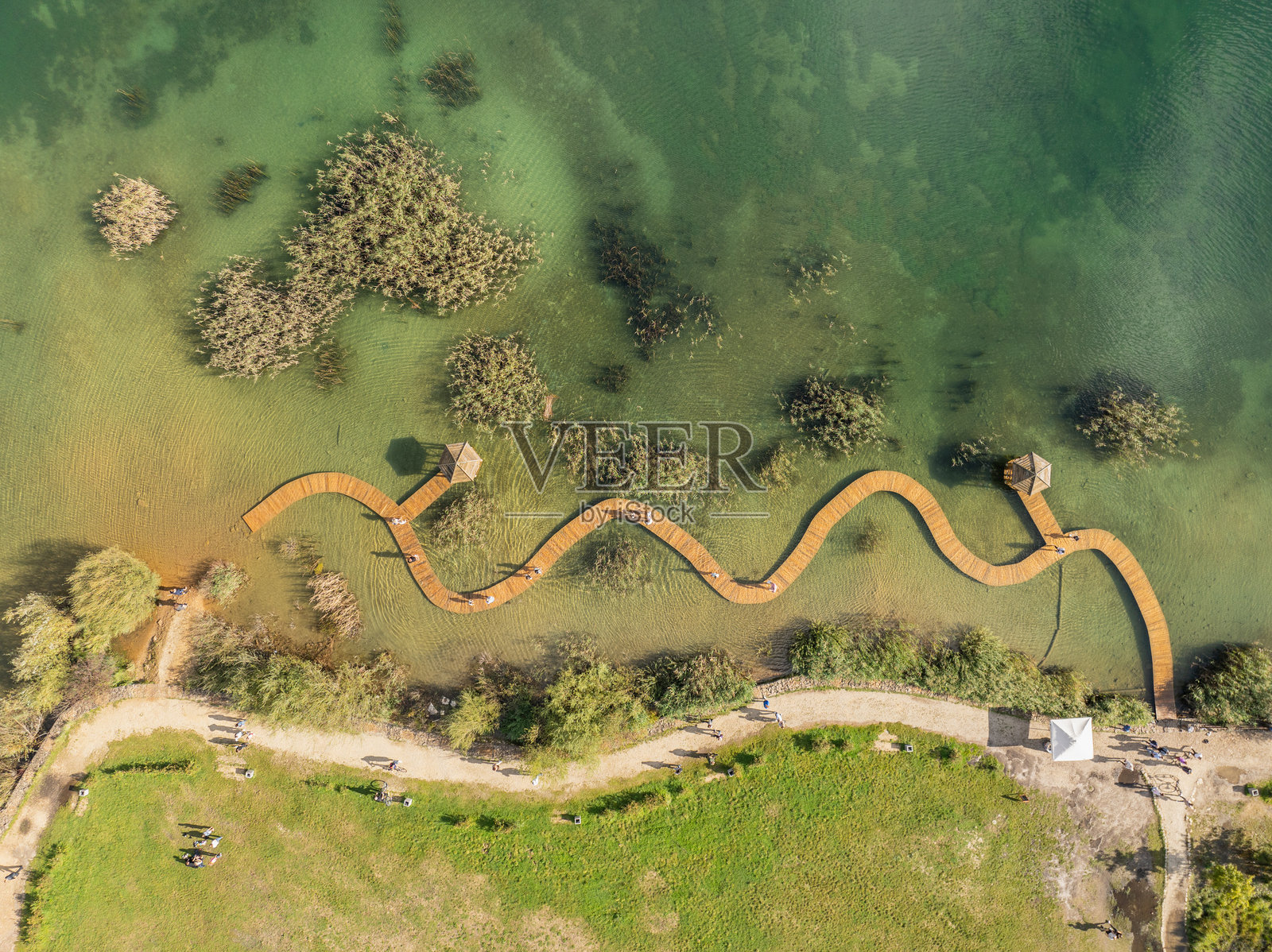 波兰雅沃兹诺的格罗德克公园空中无人机拍摄。采石场的碧绿色湖水,露天采矿的格罗德克公园。碧绿色的水和木桥。照片摄影图片