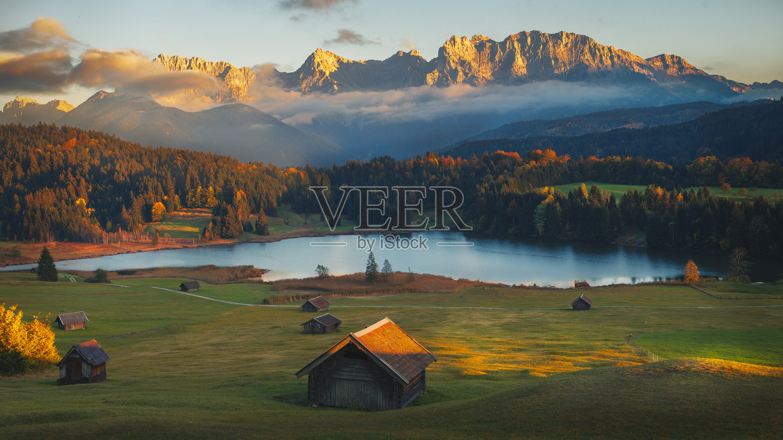 日落时分湖泊与天空的美丽景色照片摄影图片