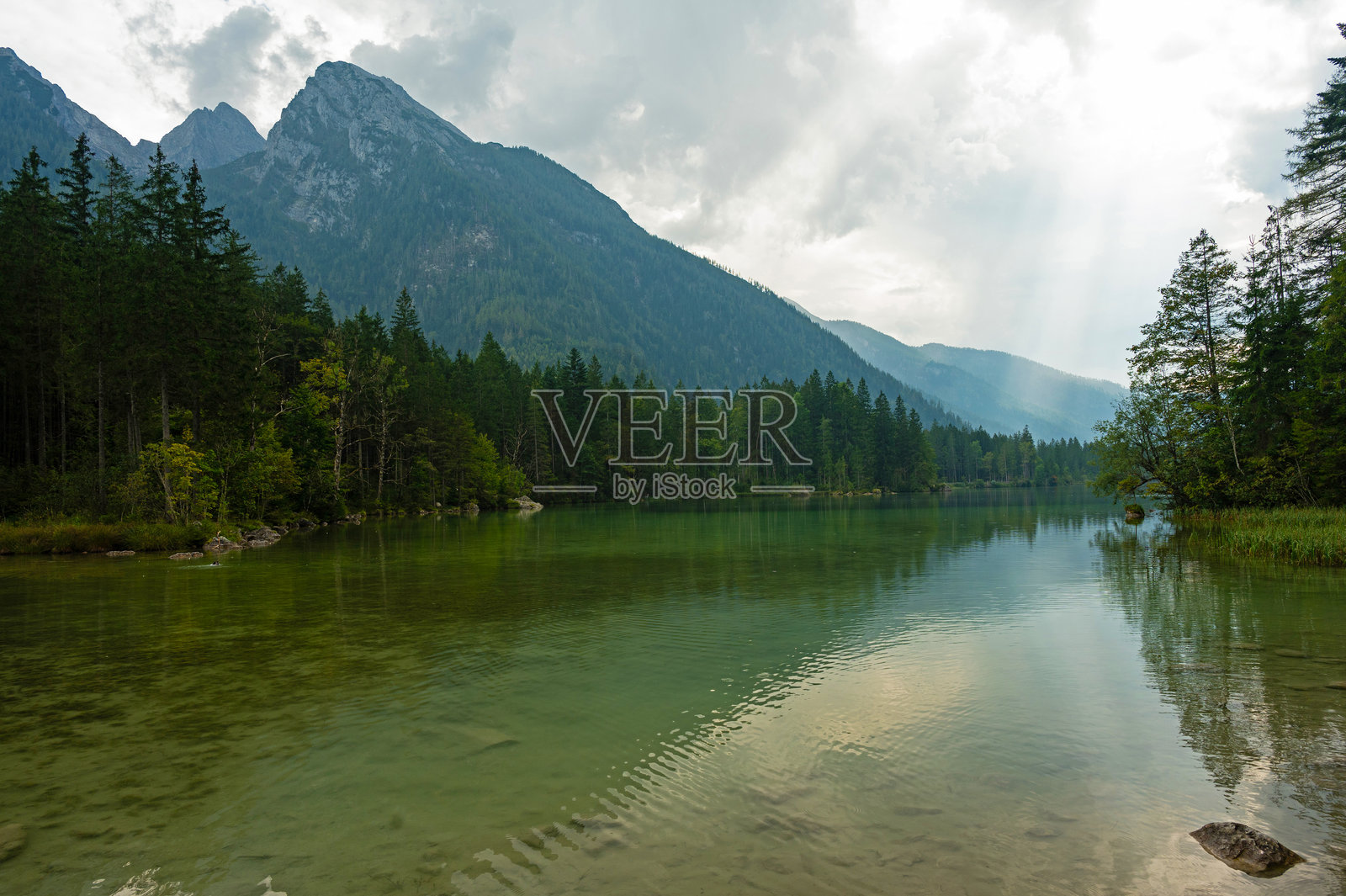 巴伐利亚阿尔卑斯山附近的汉特湖,靠近巴伐利亚的拉姆绍照片摄影图片