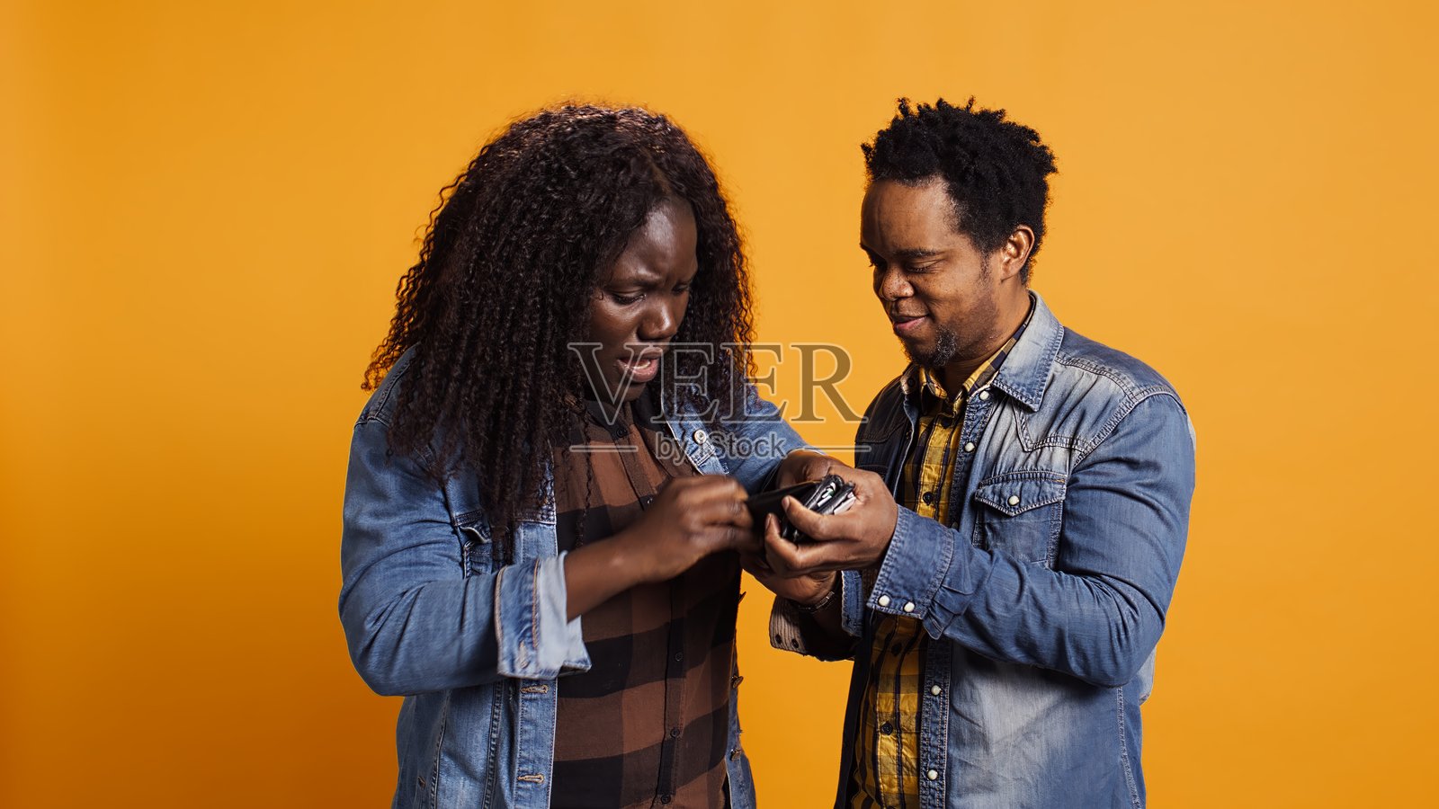 面临债务困扰的非裔美国人伴侣在金钱和开支上挣扎照片摄影图片