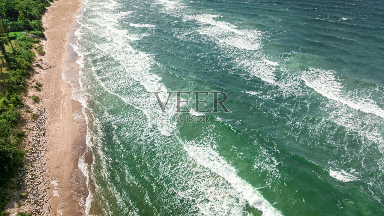 在雷瓦尔的波罗的海,暴风雨中掀起巨浪。照片摄影图片