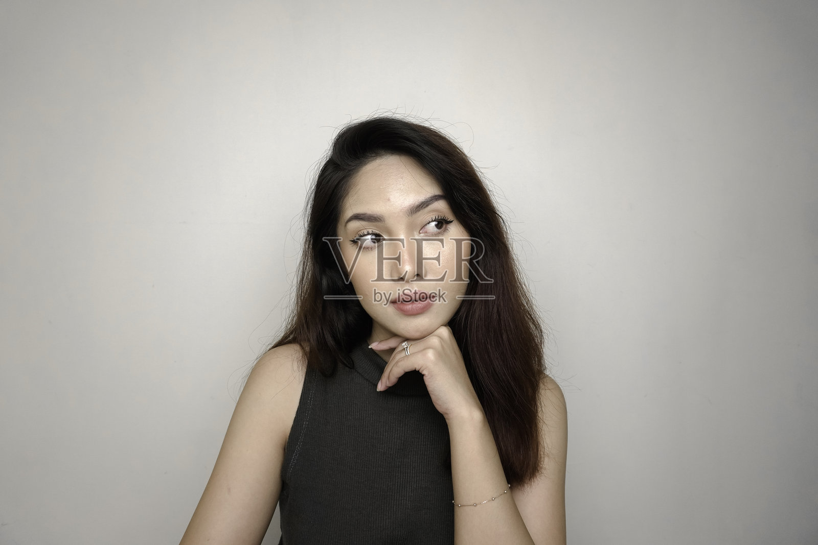 印尼美丽女性的眼睛上涂有色彩斑斓的眼影。照片摄影图片