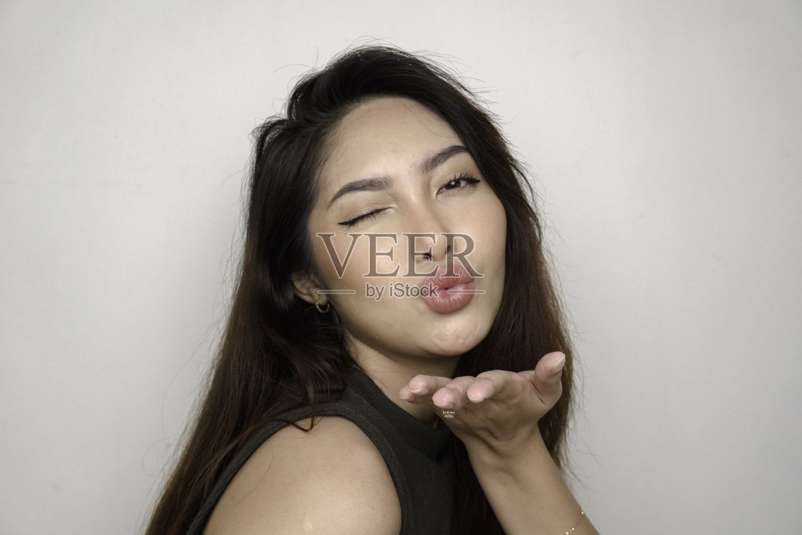 印尼美丽女性眼妆色彩斑斓。照片摄影图片