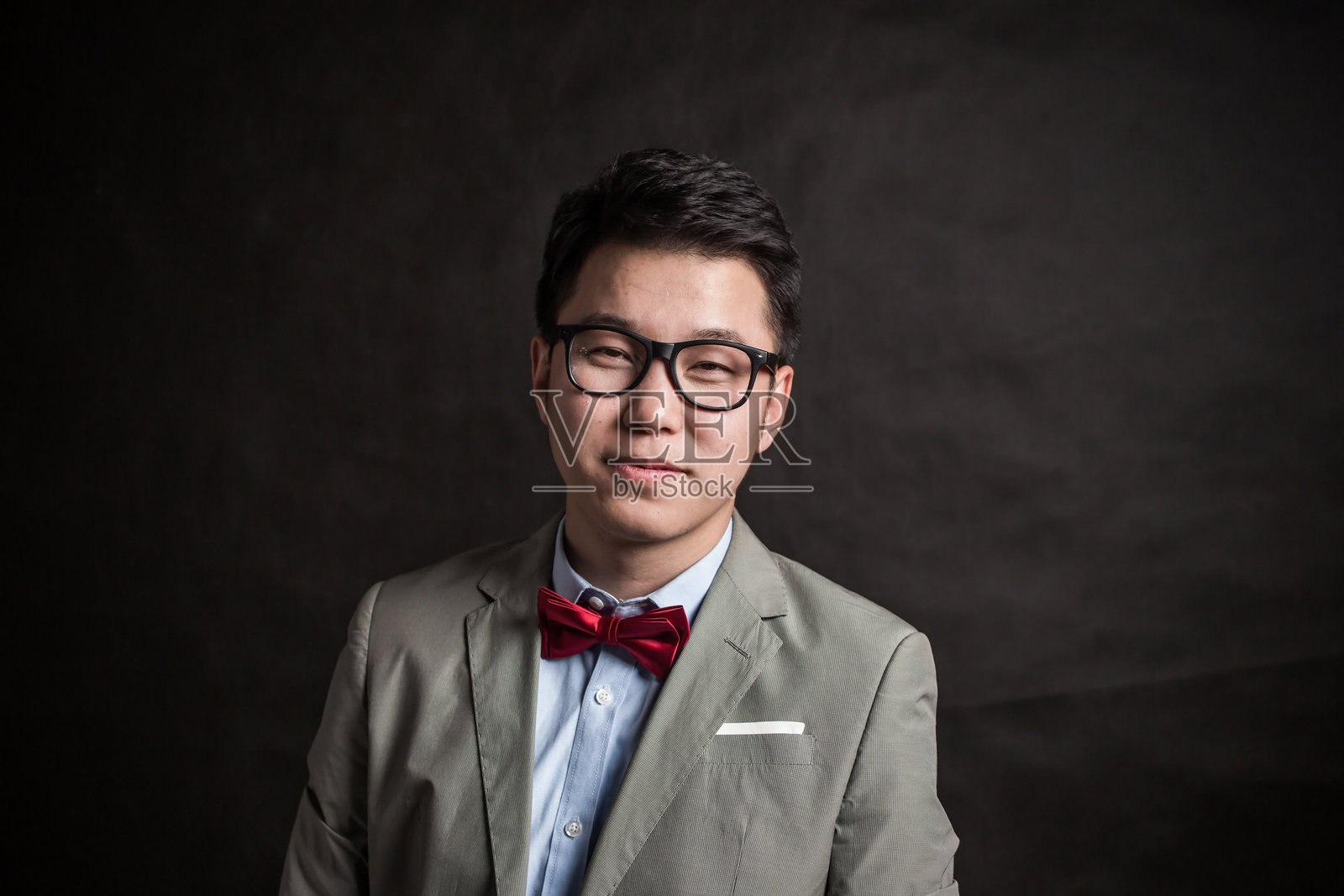 帅气年轻男子的肖像,穿着休闲衬衫照片摄影图片