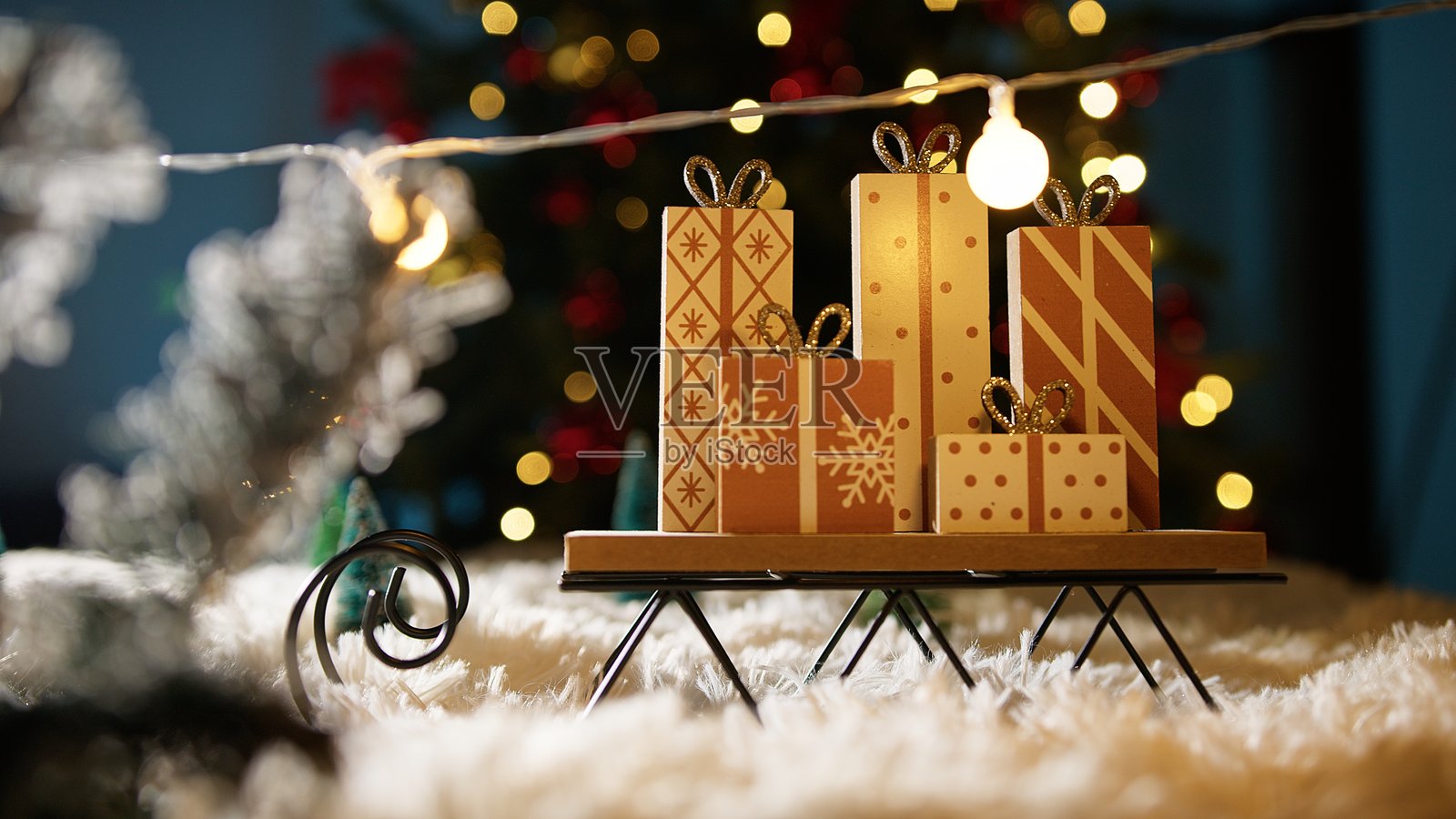 圣诞老人的雪橇在灯光中走动,带着礼物照片摄影图片