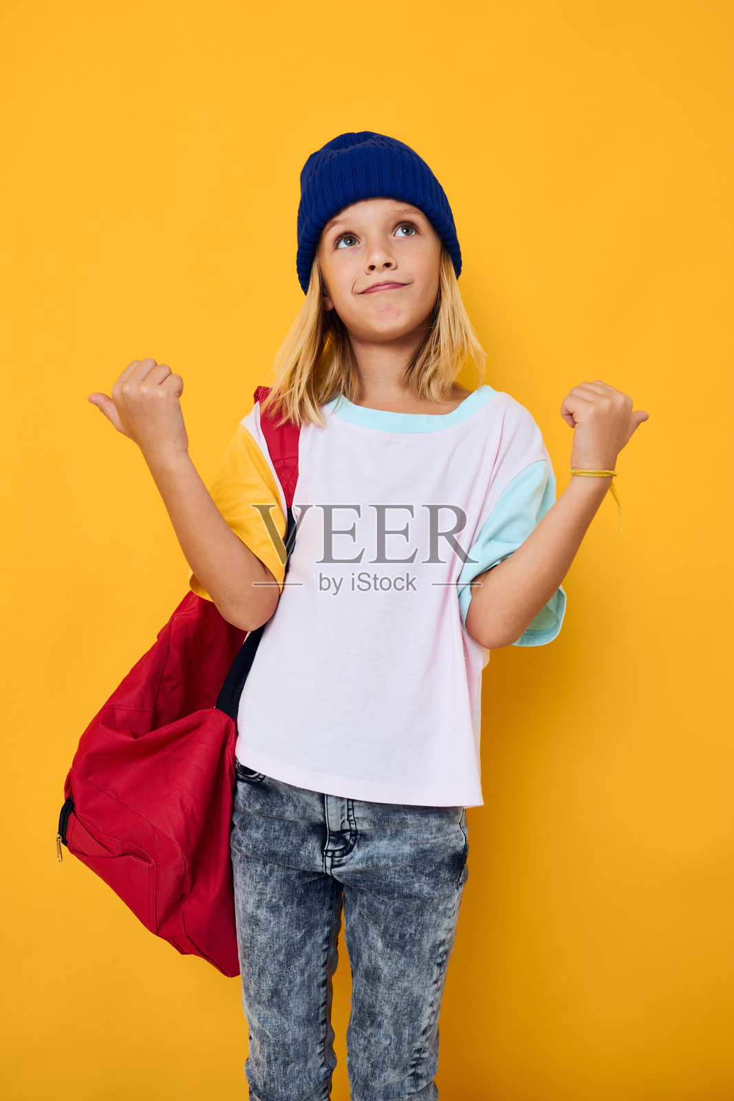 时尚女孩手持红色书包,做出手势。照片摄影图片