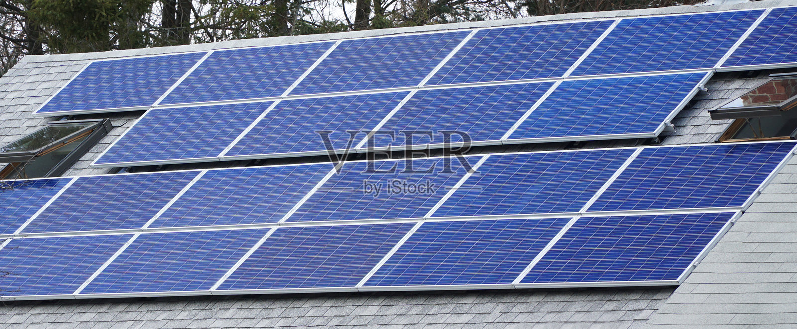 安装在房屋屋顶上的太阳能电池板照片摄影图片