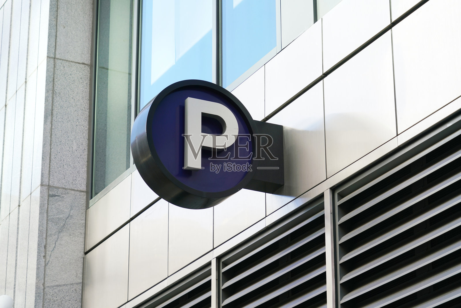 市政大楼外的停车标志照片摄影图片