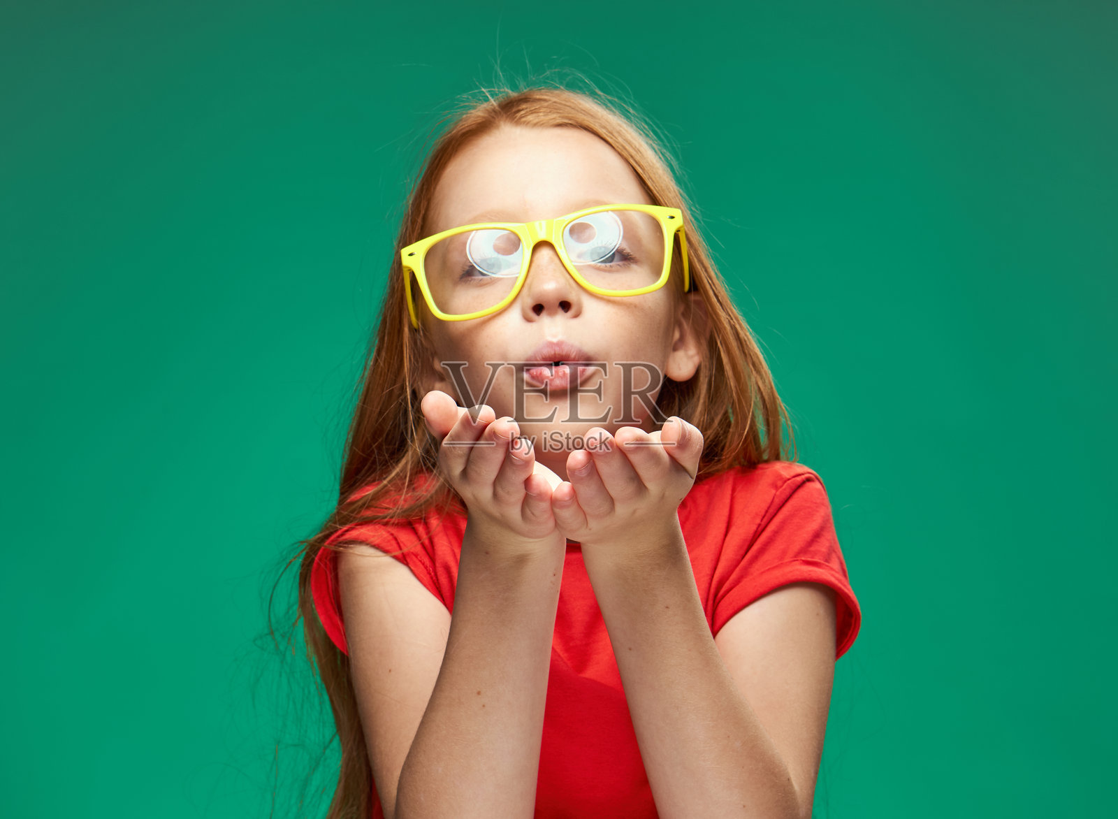 红发女孩戴着黄色眼镜,摆出各种情绪,特写视角,摄影棚,学校环境照片摄影图片