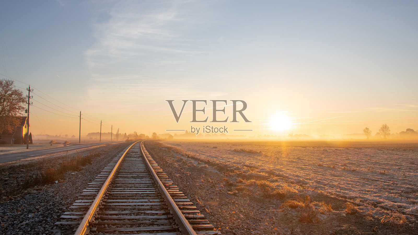 印第安纳州提普顿县的乡村日出与铁路轨道照片摄影图片