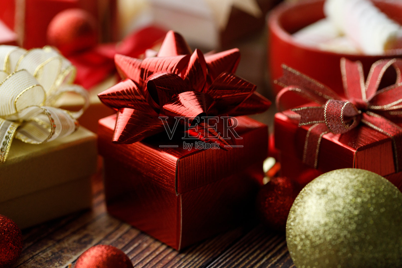 热可可杯与色彩缤纷的礼品盒相伴照片摄影图片