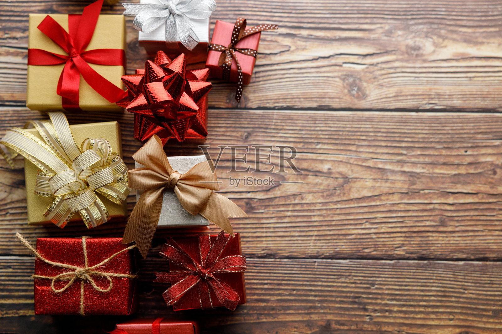 各种手工艺礼品盒放在木质背景上。照片摄影图片