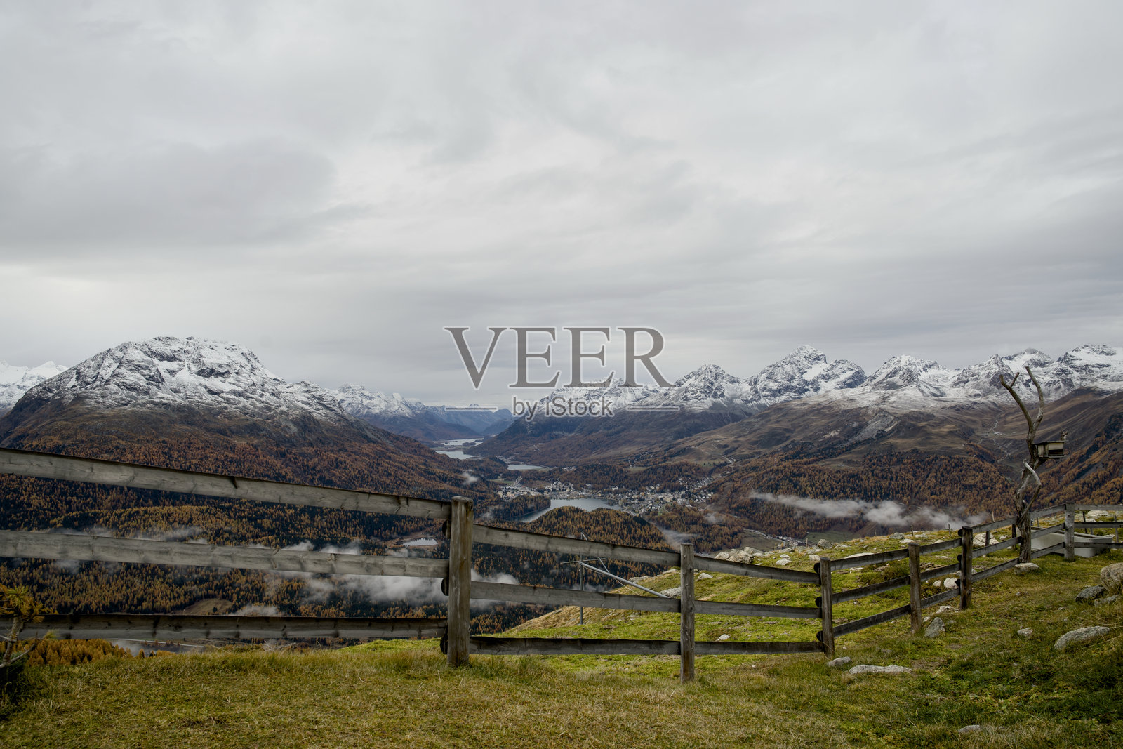 穆塔斯·穆拉格尔俯瞰秋季的庞特雷西纳和圣莫里茨附近的山谷景色照片摄影图片