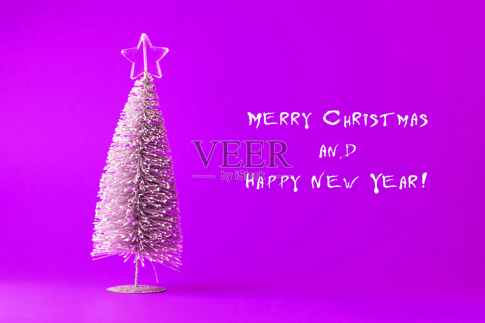 粉色背景上的圣诞树。新年,圣诞卡片。节日照片摄影图片