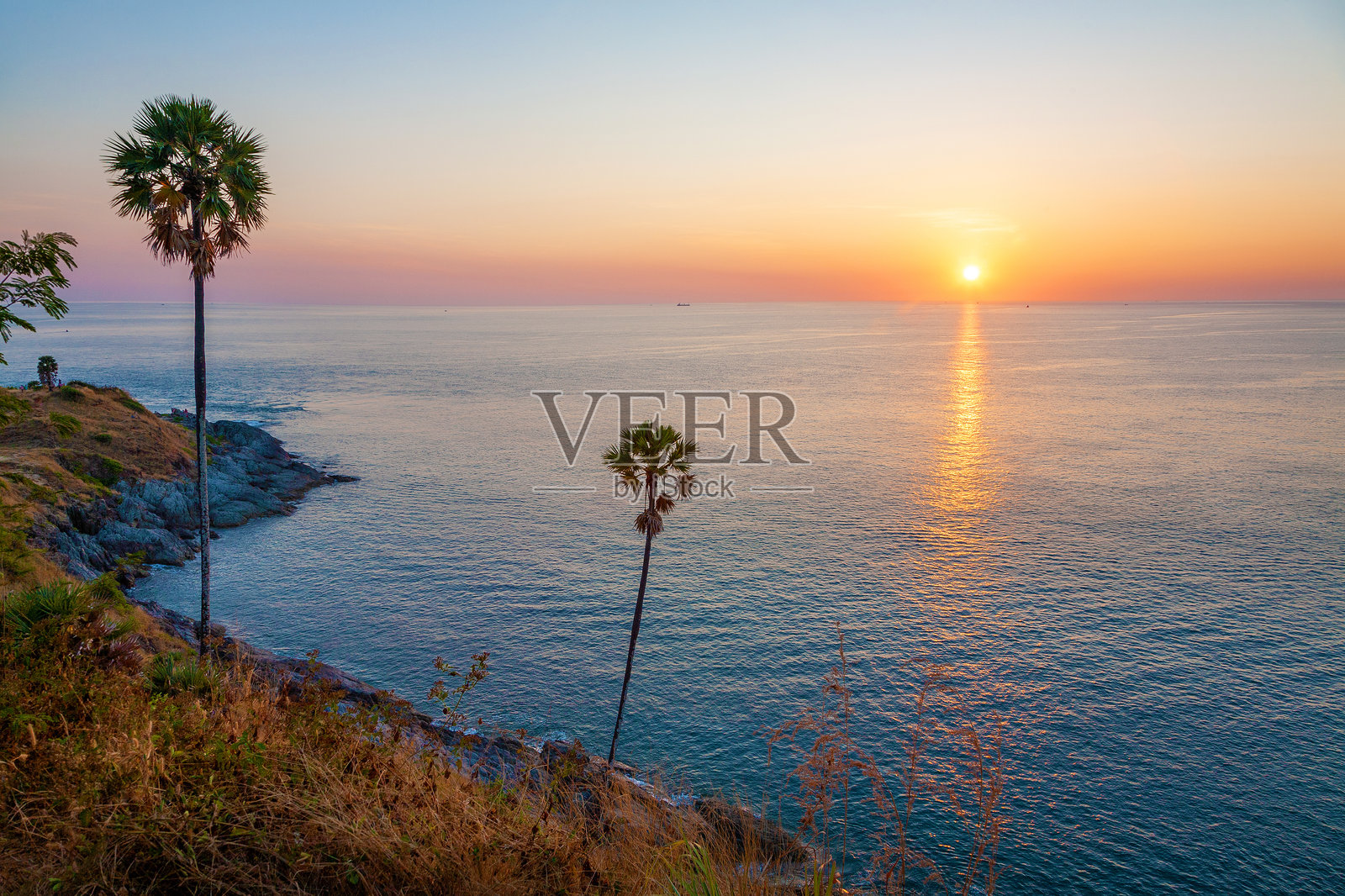 普吉岛的普罗姆提普角日落,安达曼海,泰国。照片摄影图片
