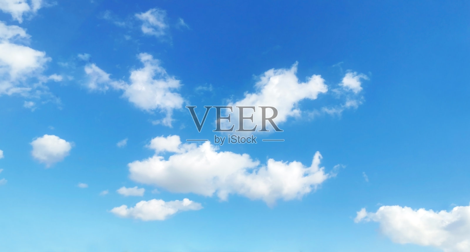 蓝天与白色蓬松云朵。云彩背景。照片摄影图片